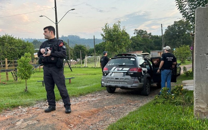 Mãe de criança envolvida em briga que terminou com morte de pai de outro menor é uma das presas em operação realizada em Novo Hamburgo / Polícia Civil / Operação Cova Rasa