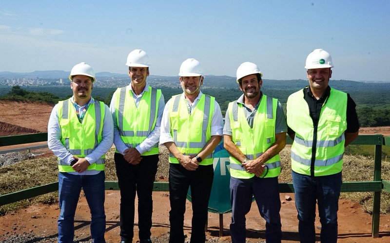 Prefeito Heliomar Franco (ao centro) foi recebido pelo diretor-presidente da CRVR, Leomyr Girondi, em visita nesta quinta-feira | abc+