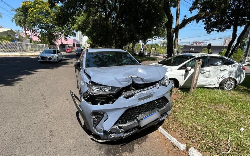 VÍDEO: Carro vai parar no canteiro central e tem roda arrancada após colisão em avenida movimentada de Novo Hamburgo