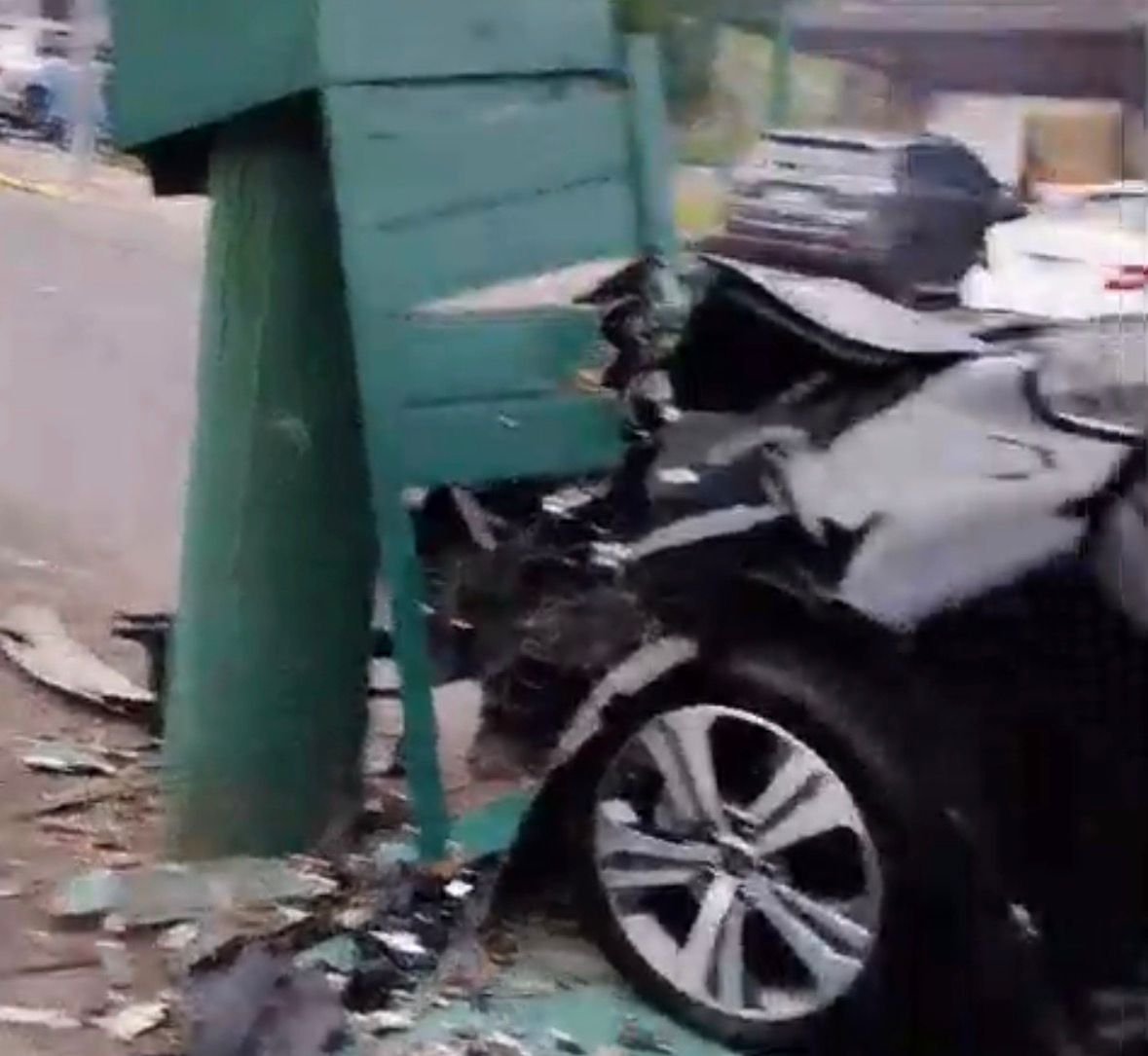 Veículo colide contra poste no Centro de Gramado