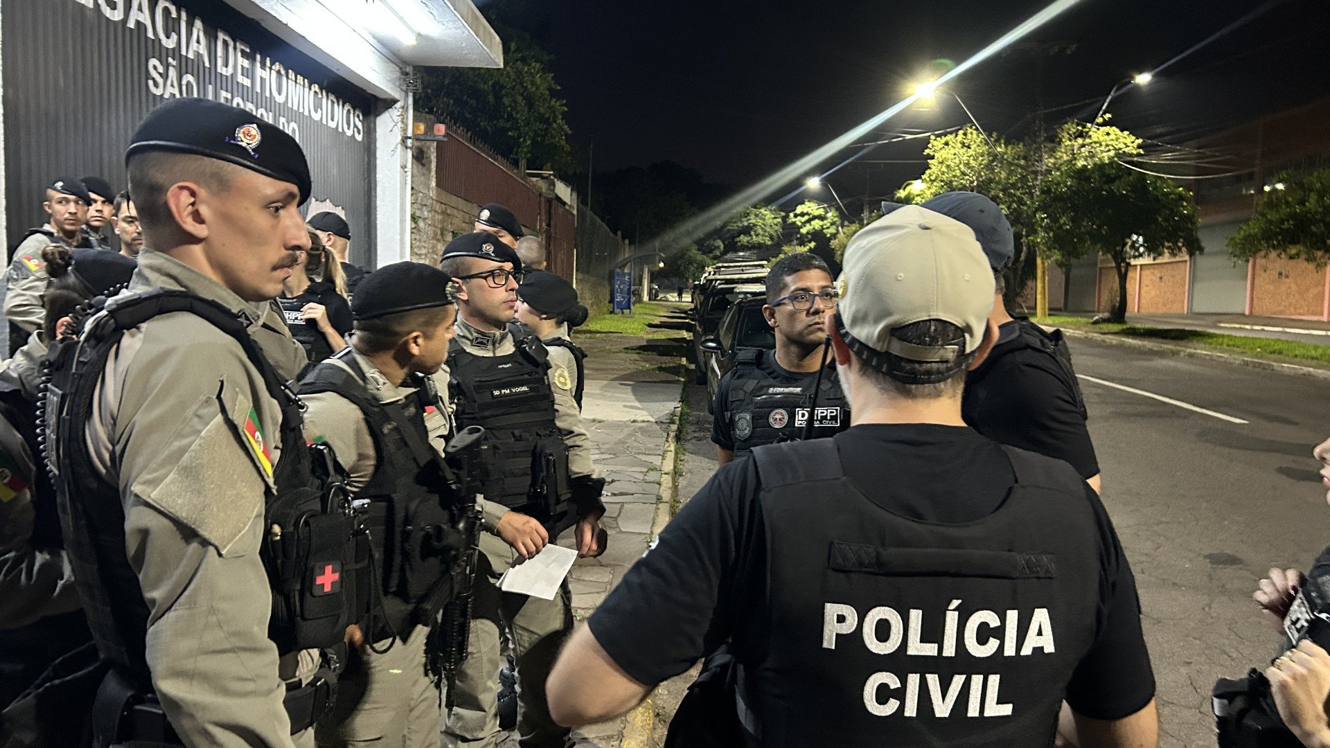“Vai virar um inferno”: Moradores temem retaliações após prisão de casal apontado como mandante de homicídio
