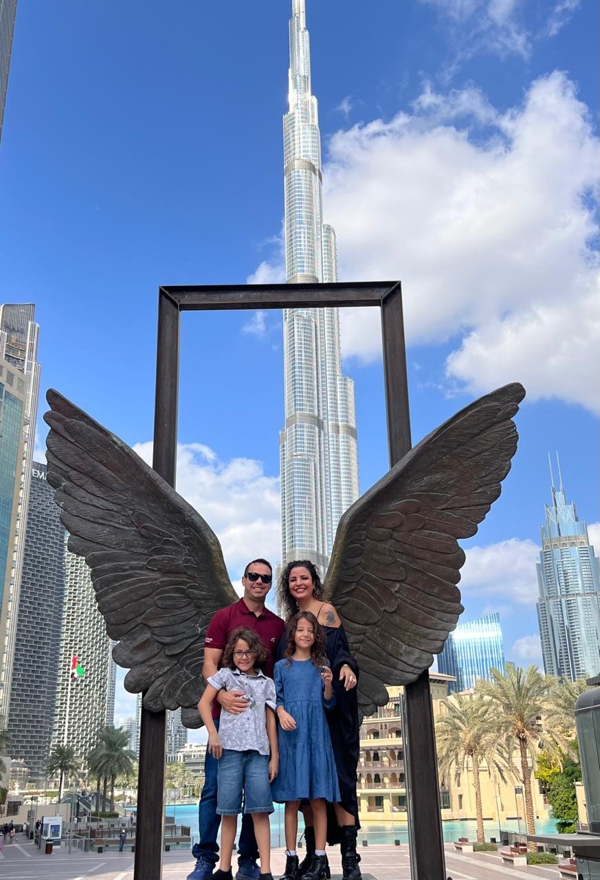 Midian e família saíram do Vale do Sinos para o Oriente Médio; na foto, eles em Dubai, com o famoso Burj Khalifa ao fundo