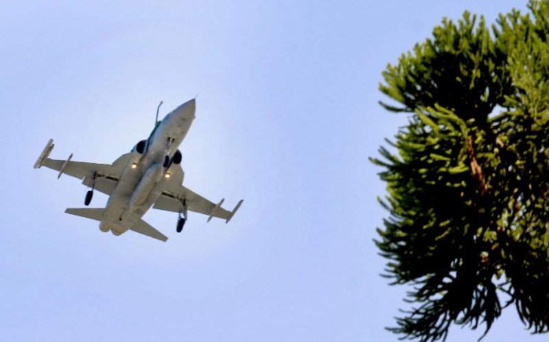 Caças F-5M estarão em treinamento a partir da próxima segunda-feira (9), em Canoas | abc+