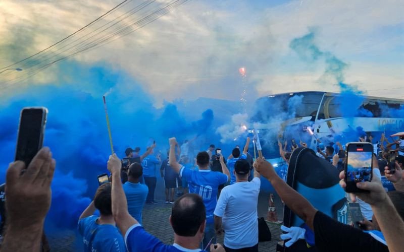 Torcida anilada recebe o time com festa no Vale | abc+
