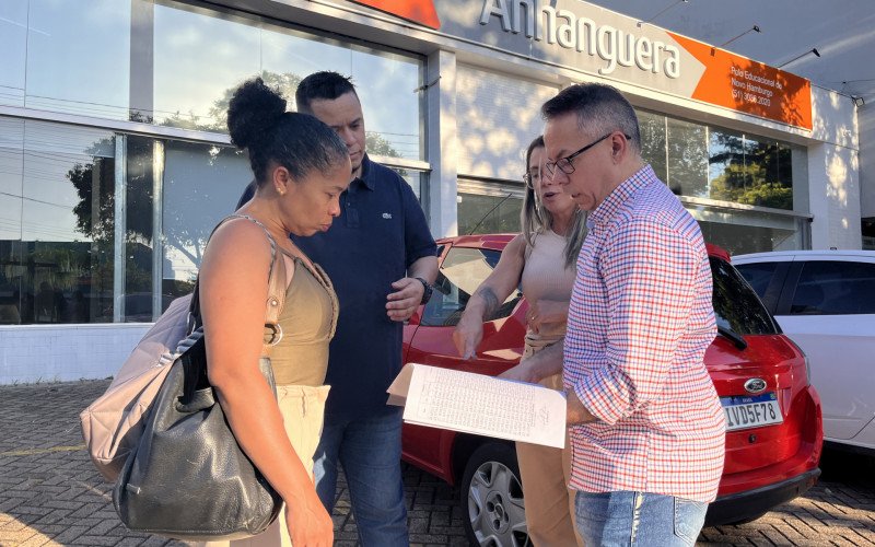 Alunos do curso de Enfermagem e Dr. Antonio Estrella JR., em frente ao Polo da Anhanguera Novo Hamburgo | abc+