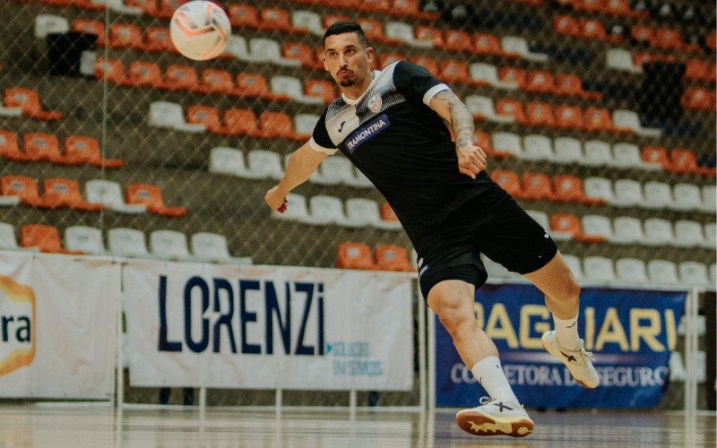 Nascido em São Chico, Renan é atleta profissional de futsal 