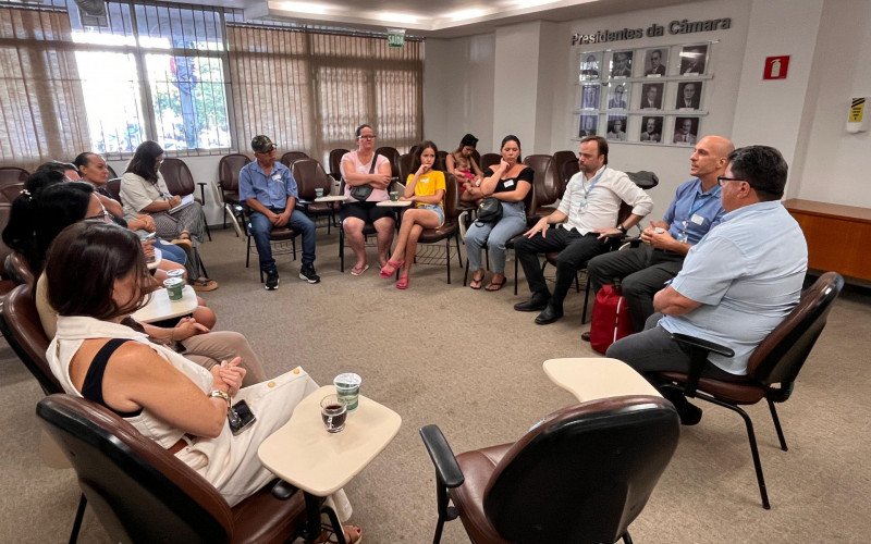 Reunião de moradores da Vila Palmeira com representantes da Caixa Econômica Federal na Câmara de Vereadores de Novo Hamburgo | abc+
