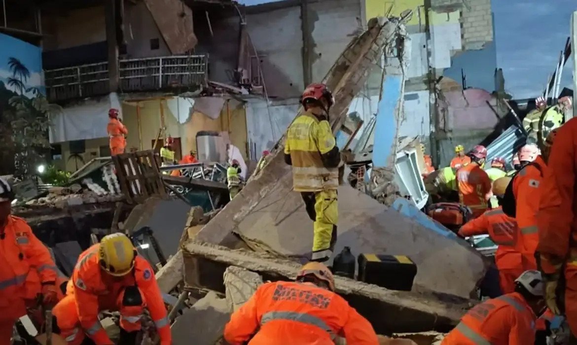 Bombeiros resgatam última vítima de escombros de lar de idosos que desabou