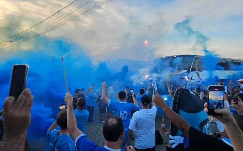 Time do Novo Hamburgo é recebido com festa da torcida no Estádio do Vale