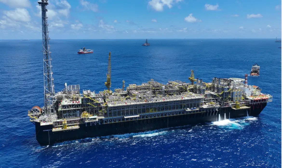Conflito no Oriente pode elevar exportações de combustível do Brasil | abc+
