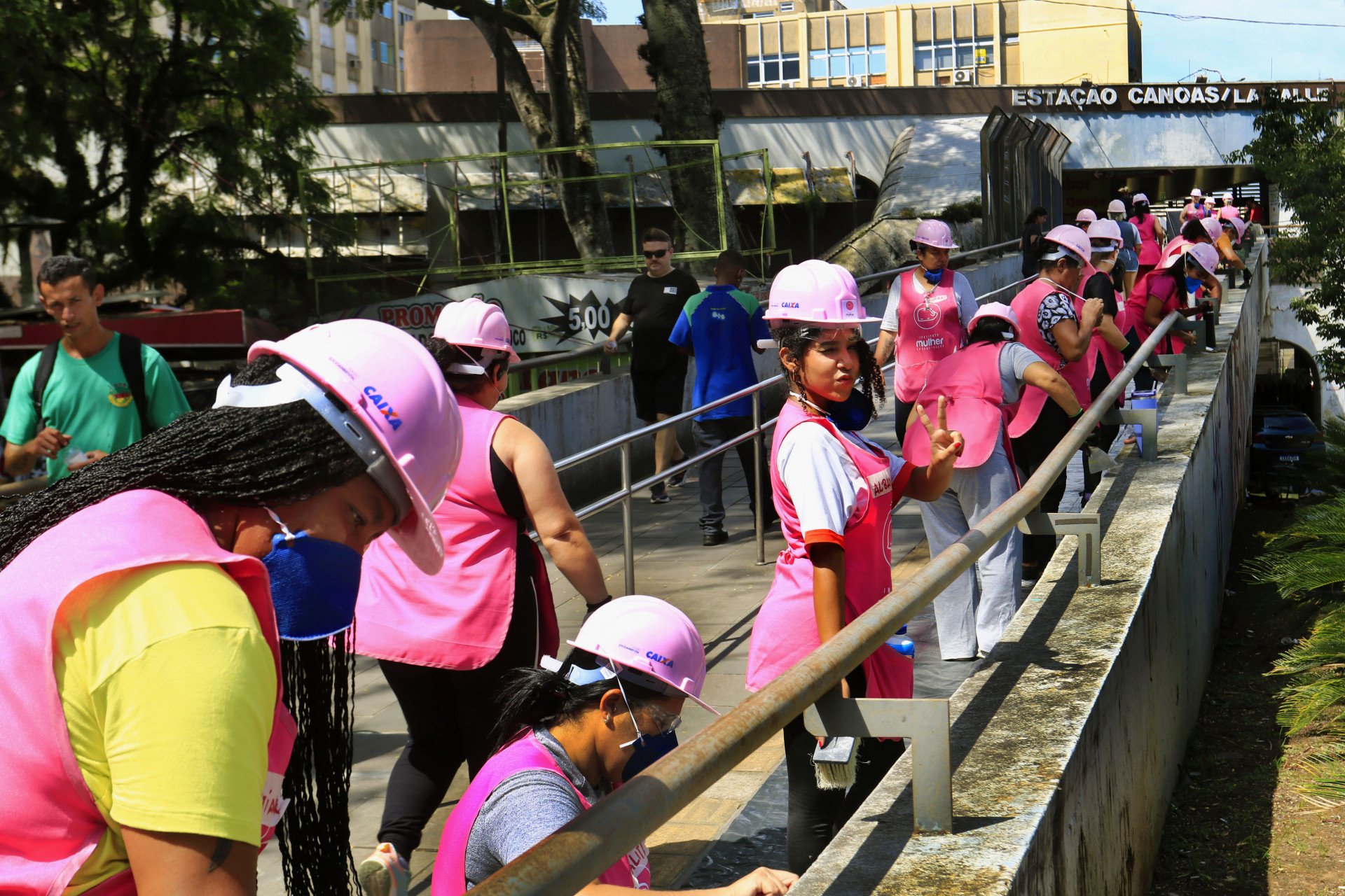 Alunas do Instituto Mulher em Constru&ccedil;&atilde;o revitalizam rampa de acesso &agrave; Esta&ccedil;&atilde;o Canoas