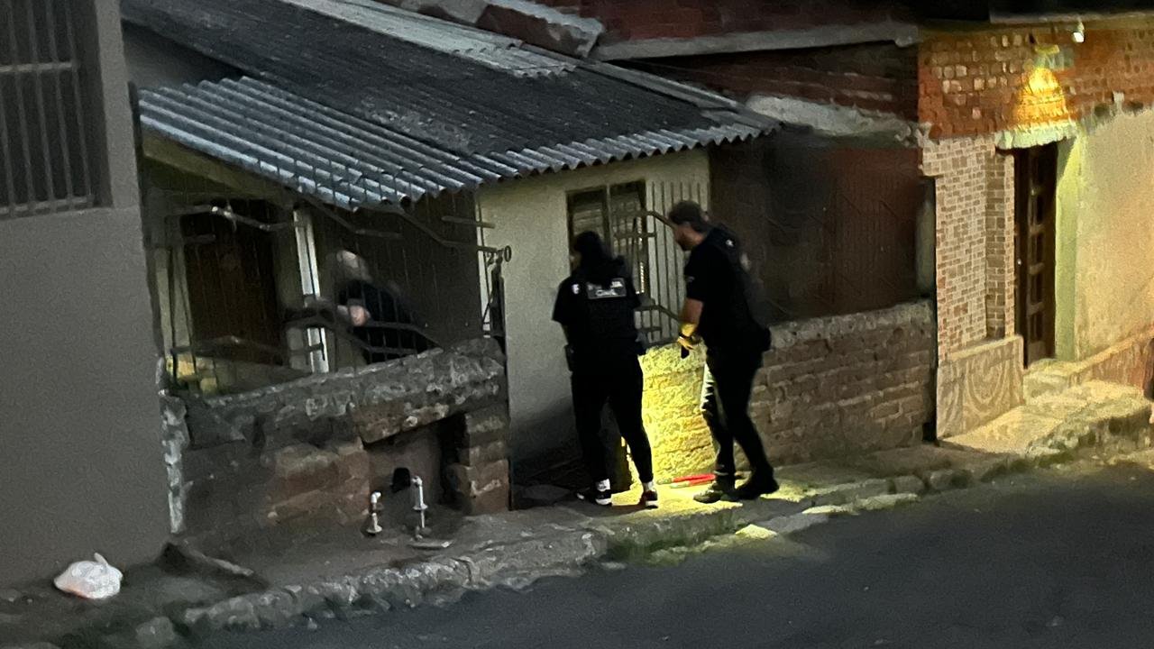 V&Iacute;DEO: Policiais se disfar&ccedil;am de usu&aacute;rios e filmam compra de drogas de traficantes que fazem tele-entrega no Vale do Sinos