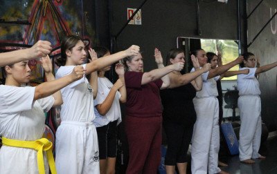Aula gratuita de Krav Maga ensina as mulheres a se defenderem de agressões