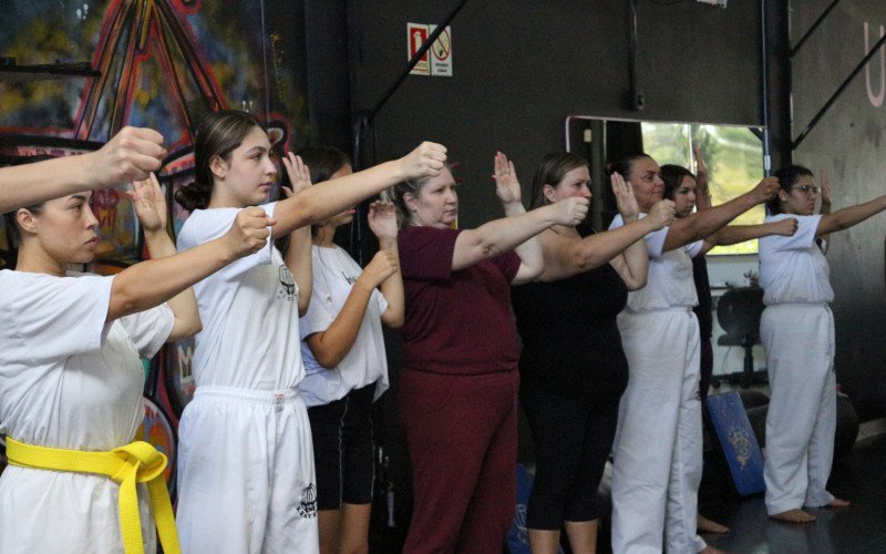Aula gratuita de Krav Maga reuniu mulheres em academia no Marechal Rondon | abc+