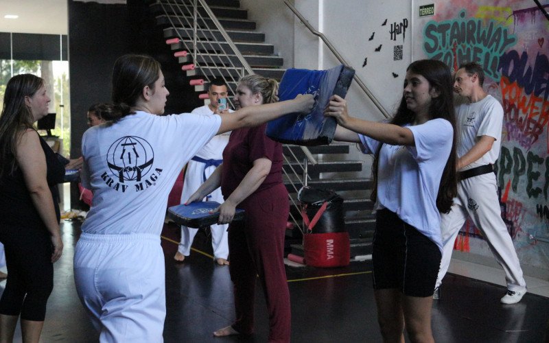 Ana Júlia participou da aula de Krav Maga em Canoas | abc+