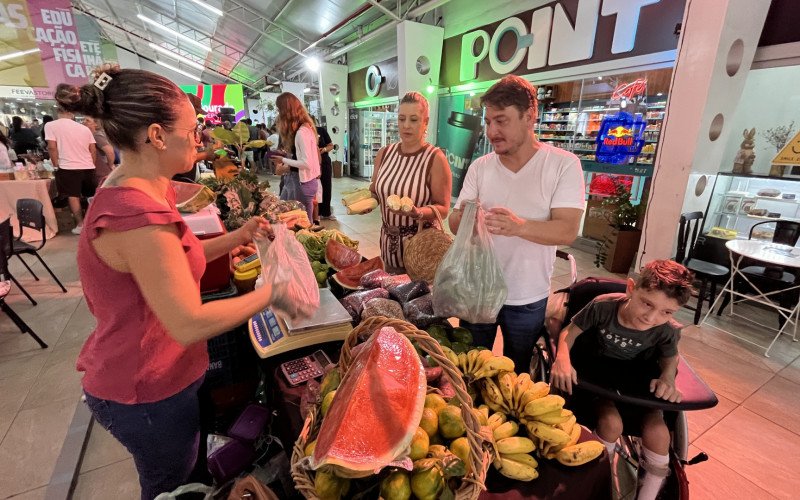 Marcos Hartmann, que aproveitou para comprar produtos fresquinhos, estava acompanhado do filho Patrick Strasburger e da esposa | abc+