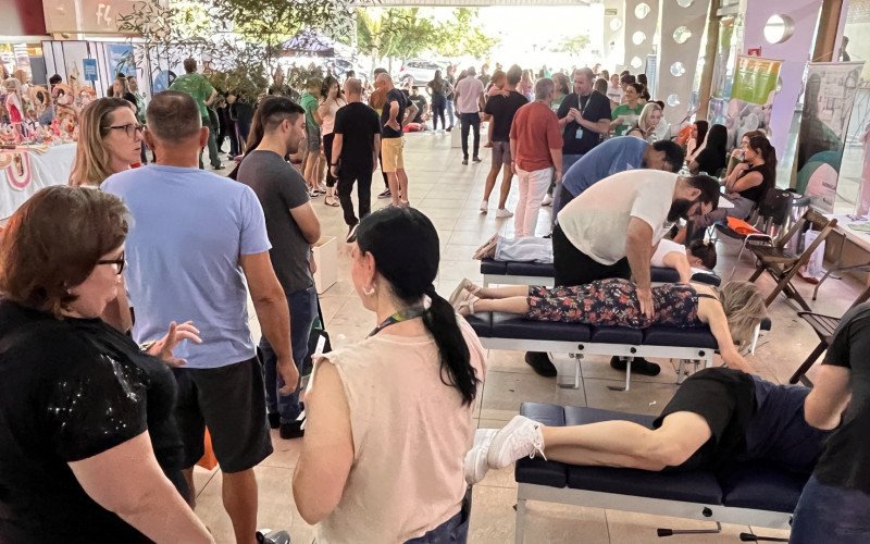 Público chegou a gerar fila para aproveitar as mini sessões de quiropraxia | abc+
