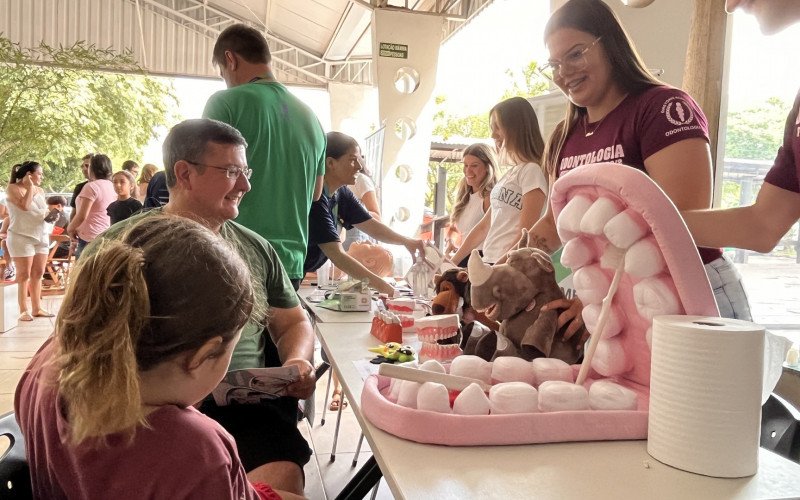 Fabrício Marçal Fisch, 46 anos, levou a filha Cecília, de 6 anos, para participar de uma das atividades | abc+