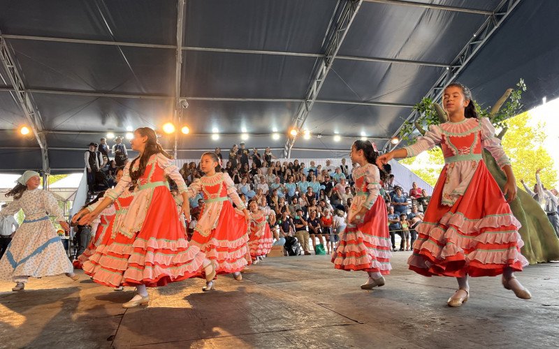 Valentina da Silva (vestido claro) fez sua última apresentação com a invernada pré-mirim do CTG M'Bororé, de Campo Bom