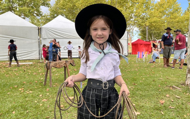 Júlia Rotth tem apenas 4 anos e já participa de provas campeiras em rodeios tradicionalistas