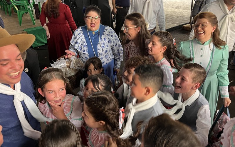 Valentina da Silva recebeu o carinho dos amigos da invernada pré-mirim do CTG M'Bororé em sua última apresentação com o grupo