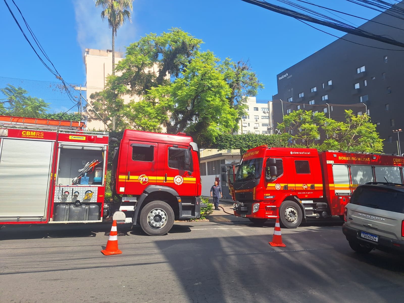 Inc&ecirc;ndio atinge sede de clube em bairro nobre da capital; uma pessoa inalou fuma&ccedil;a