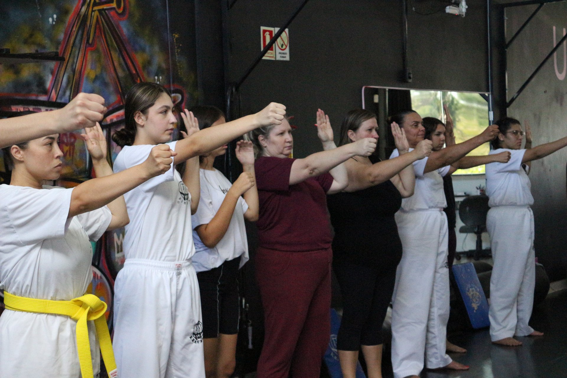 Aula gratuita de Krav Maga ensina as mulheres a se defenderem de agress&otilde;es
