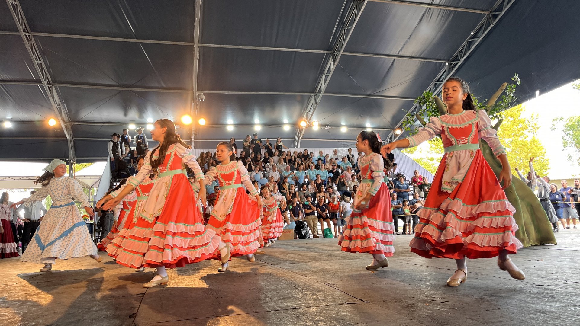 Entre estreias e despedidas: Meninas tradicionalistas ganham destaque no Rodeio Nacional de Campo Bom