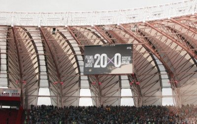 20x0: Número de feminicídios no RS em 2026 é exibido em placar durante final do Gauchão entre Inter e Grêmio