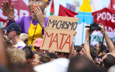 Manifestações pelo Brasil pedem o fim da violência contra a mulher