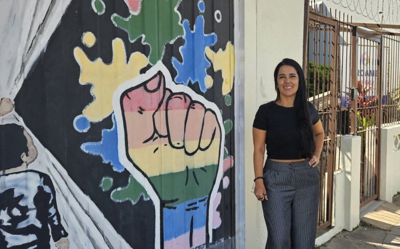 Diretora executiva do Proame Cedeca, Micheli Duarte, em frente à sede da entidade