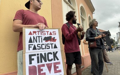 Classe artística de Novo Hamburgo realiza manifestação contra a falta de repasses da Prefeitura