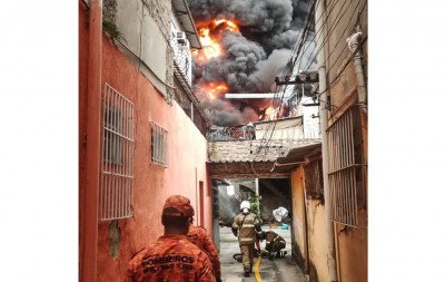 Incêndio de grandes proporções atinge galpão no Rio de Janeiro