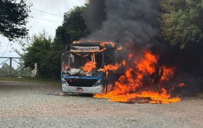 Incomodada nos presídios, facção é suspeita de incendiar três ônibus em Porto Alegre