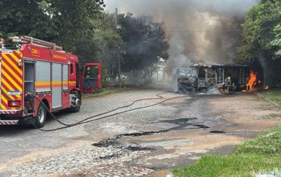 VÍDEO: Criminosos incendeiam ônibus em Porto Alegre