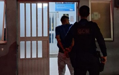 VÍDEO: Tentativa de furto é flagrada por monitoramento no Centro; suspeito tenta se esconder, mas é surpreendido