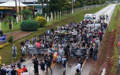 Produtores rurais gaúchos protestam em "cortejo" com cruzes e caixão