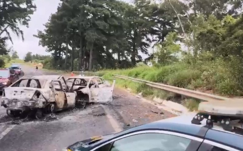 Carros incendiaram após a colisão na BR-287 | abc+