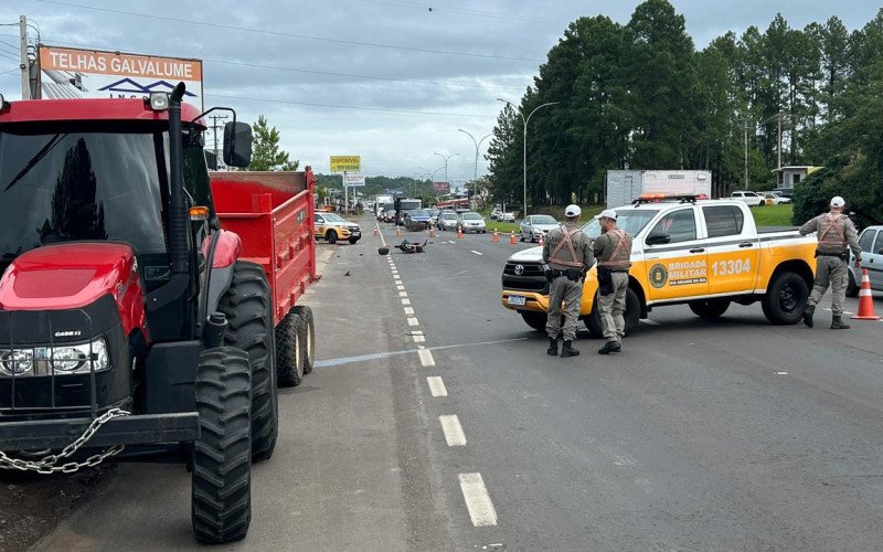 Motociclista colidiu na traseira de carreta agrícola na RS-239