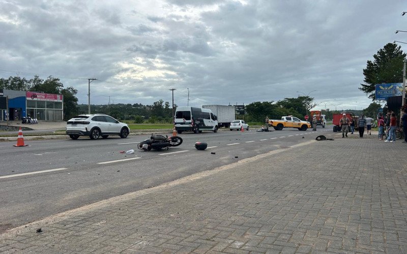 Motociclista acabou atigido por outro veículo após queda 