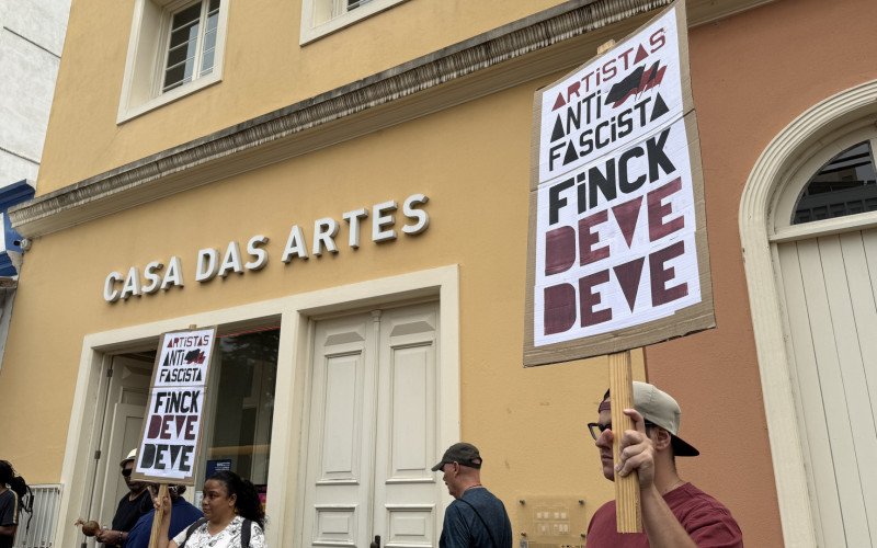 Protestos da classe artística em frente a Cada da Arte contra falta de repasses 
