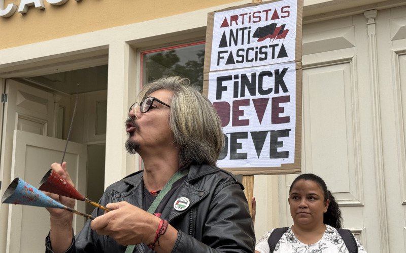 Protestos da classe artística em frente a Cada da Arte contra falta de repasses | abc+
