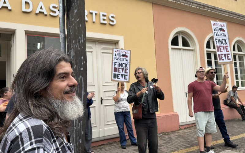 Protestos da classe artística contra falta de repasses 