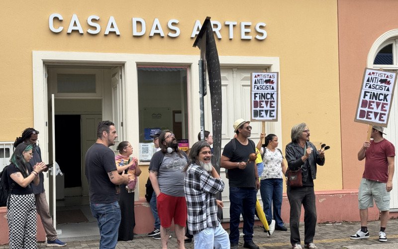 Protestos da classe artística em frente a Cada da Arte contra falta de repasses 