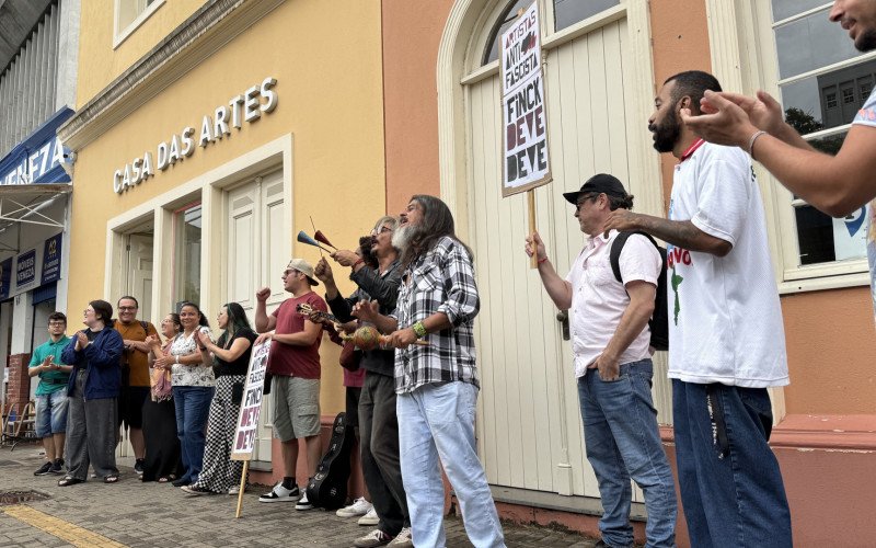 Protestos da classe artística contra falta de repasses 