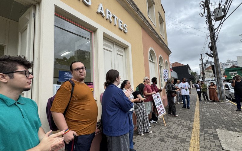Protestos da classe artística contra falta de repasses 