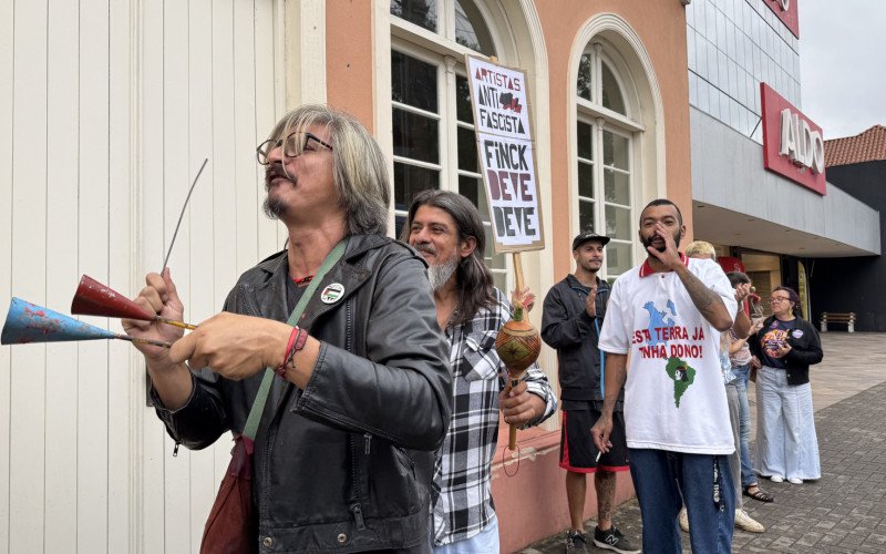 Protestos da classe artística contra falta de repasses 
