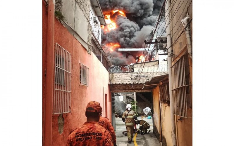 Incêndio de grandes proporções atinge galpão no Rio | abc+