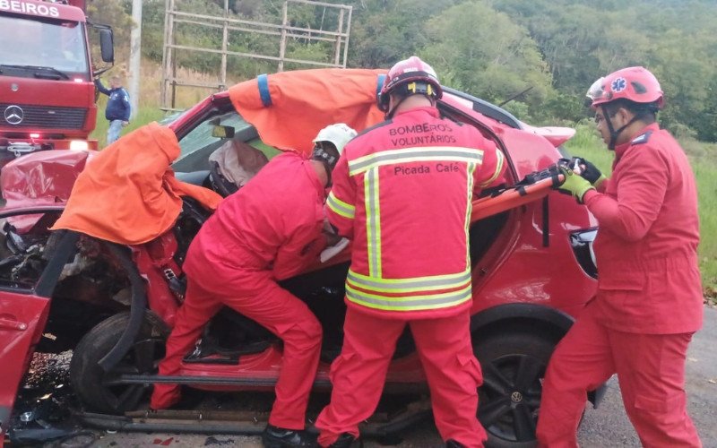 Mulher é resgatada das ferragens após colisão frontal na BR-116 em Picada Café