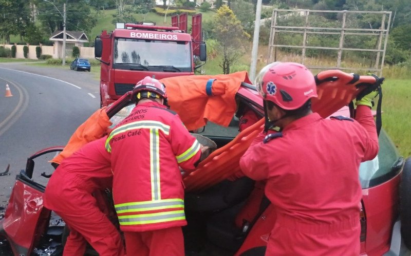 Mulher é resgatada das ferragens após colisão frontal na BR-116 em Picada Café